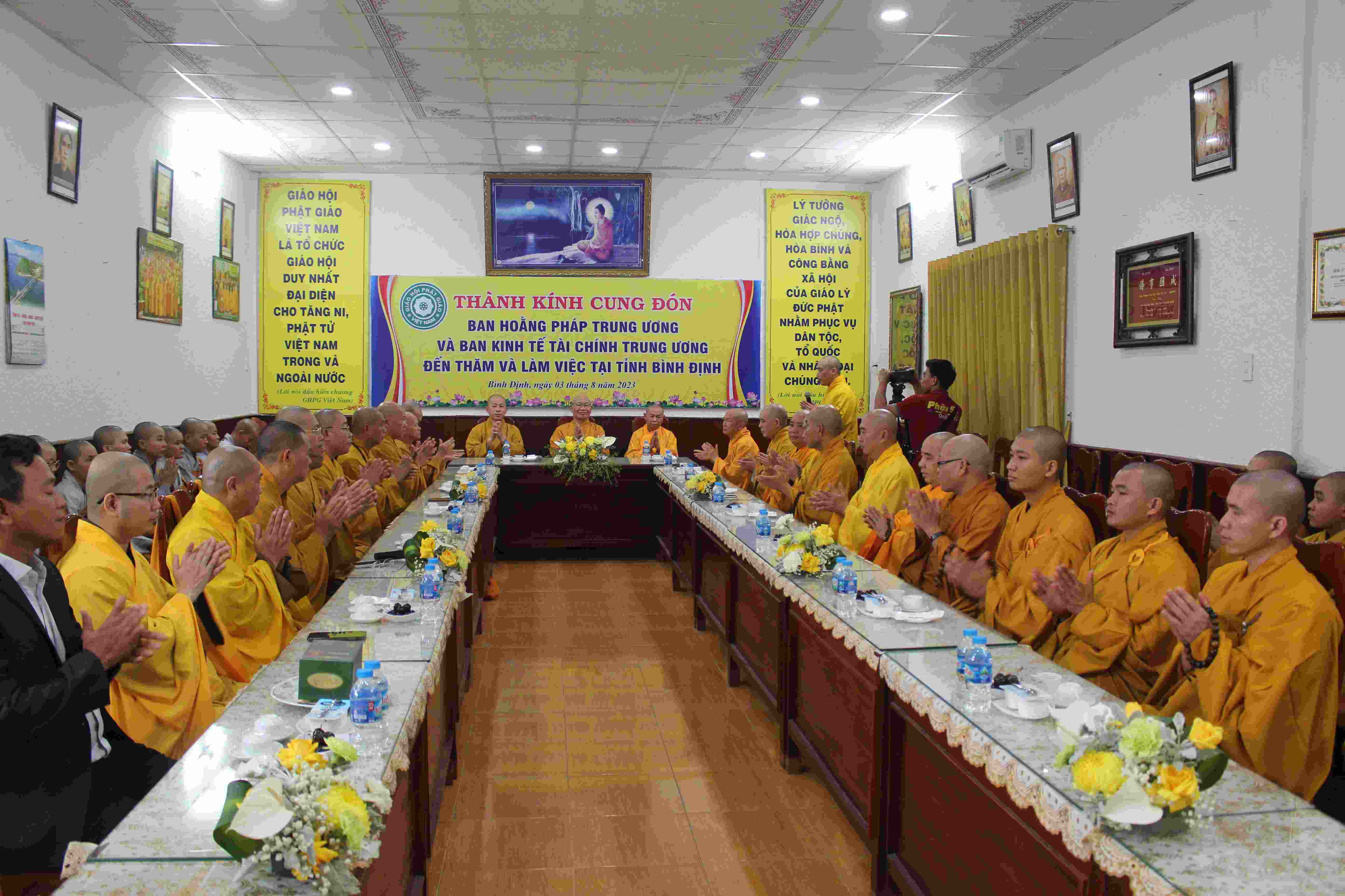 Ban Hoằng pháp và Ban Kinh tế tài chính TƯ thăm trường hạ tỉnh Bình Định.